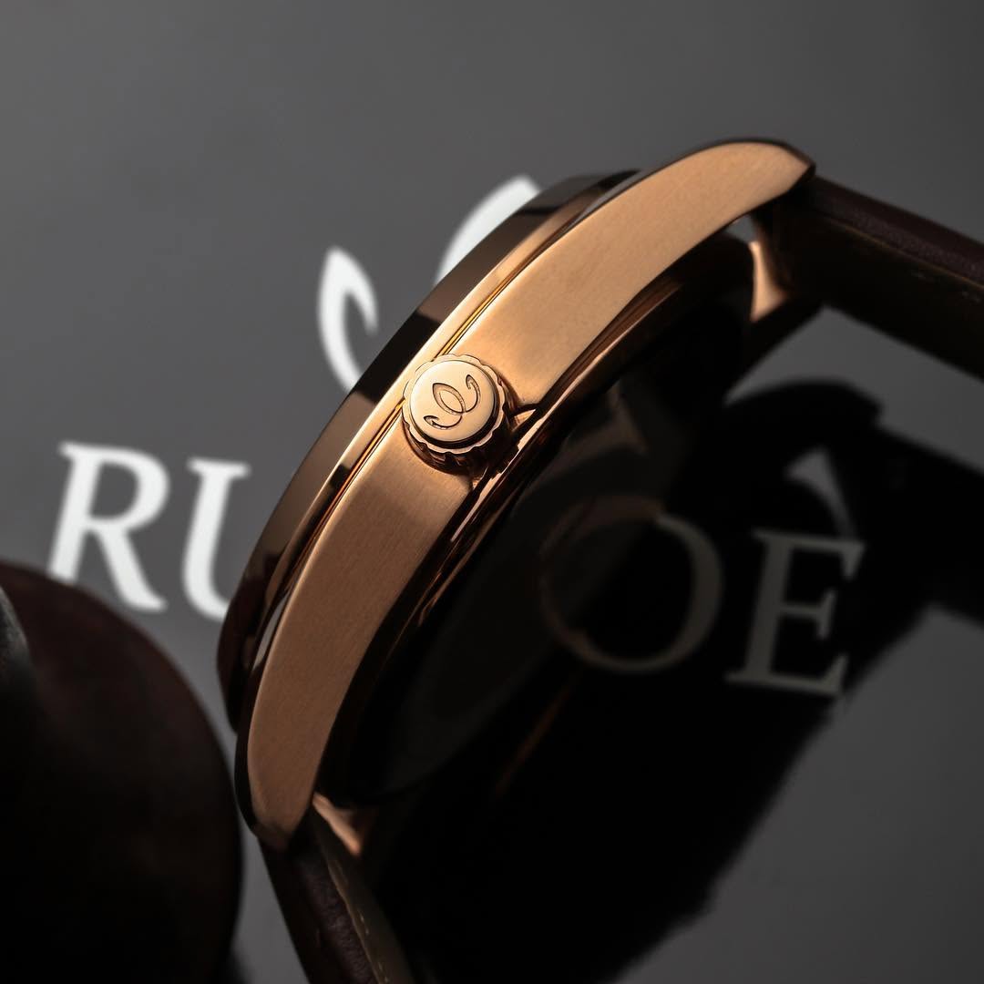 Brushed rose gold tone case and engraved Rumoe crown